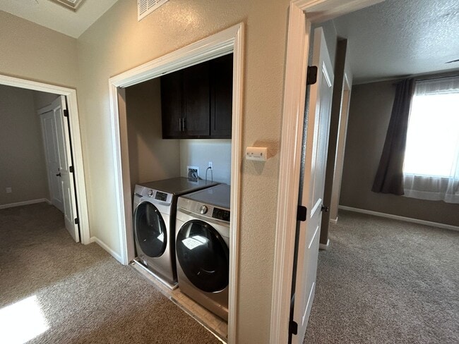 Building Photo - Supe Cute! Low Maintenance!