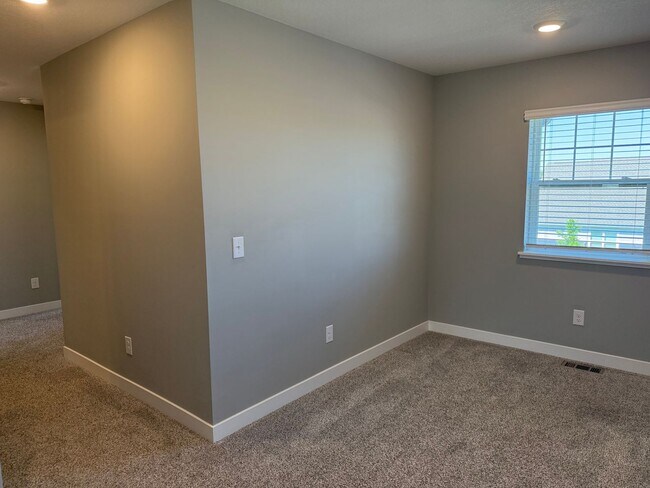 Building Photo - Comfort & Space Await in This Stunning 4BR Dayton Home
