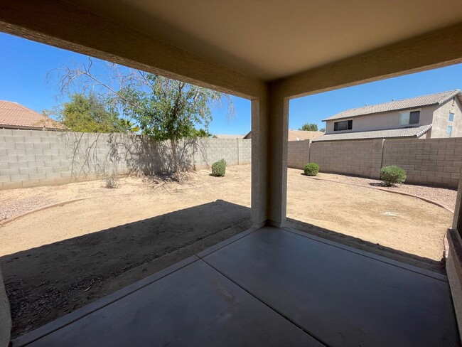 Building Photo - Sharp & Clean 4 Bedroom/ 2 Bath Single Lev...