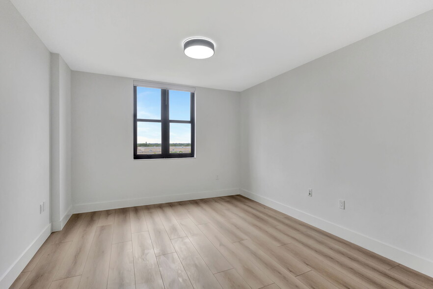 Guest bedroom - 651 Okeechobee Blvd