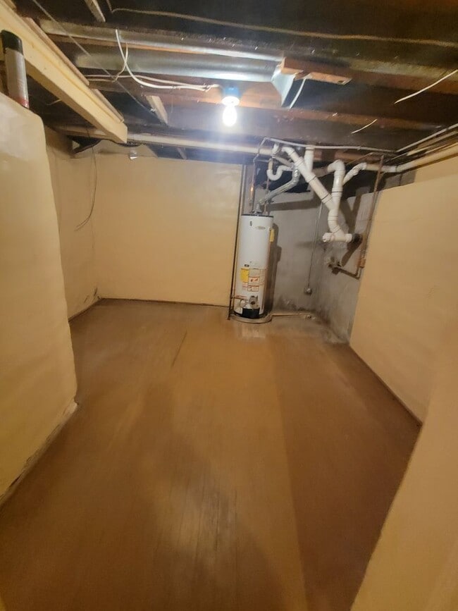 Building Photo - ALL PROSPECTIVE TENANTS MUST SUBMIT A $58 ...