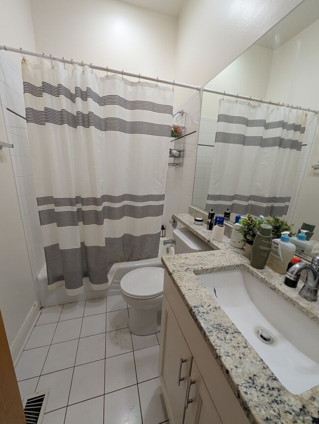 Building Photo - Rarely on the Market! Luxury 4-Bed/3-Bath Duplex in Lincoln Park