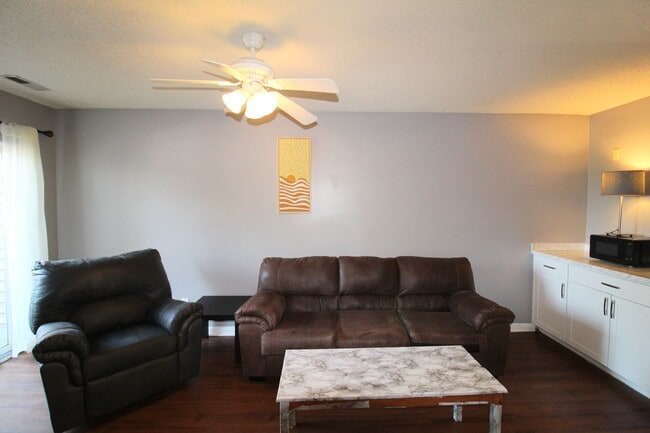 Building Photo - 1337 Bradley Dr