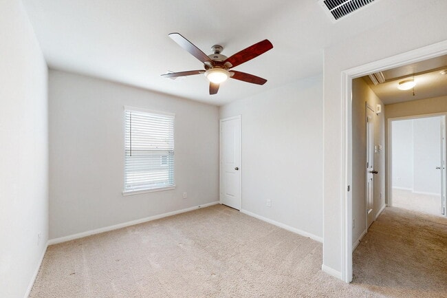 Building Photo - 5 bedroom 2.5 bath home in Bryan