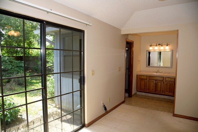 Building Photo - 3 Bedroom in Bluewater Bay!