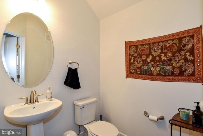 Building Photo - 4-Level Furnished townhome!