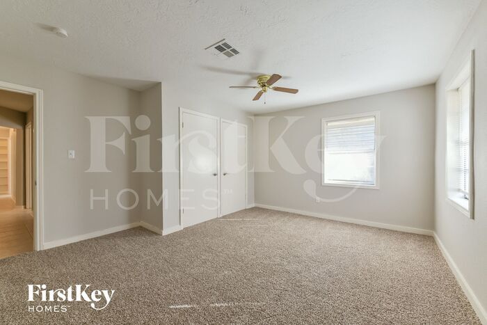 Building Photo - 214 Oakwood Dr