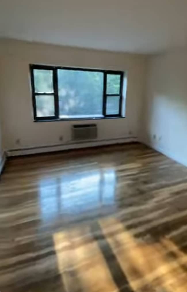 Building Photo - 2bed with living room apartment in Newton Auburndale now available