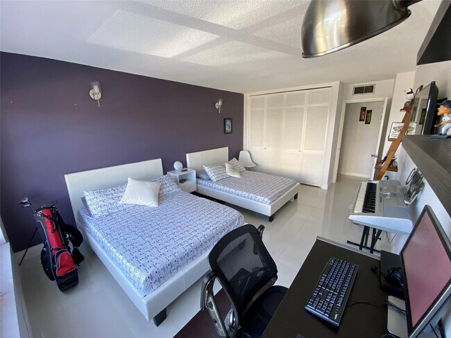 Building Photo - 3000 E Sunrise Blvd