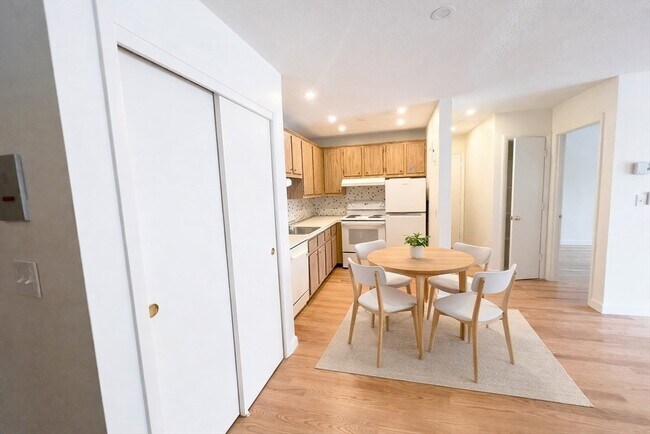 Building Photo - 25 Custer St