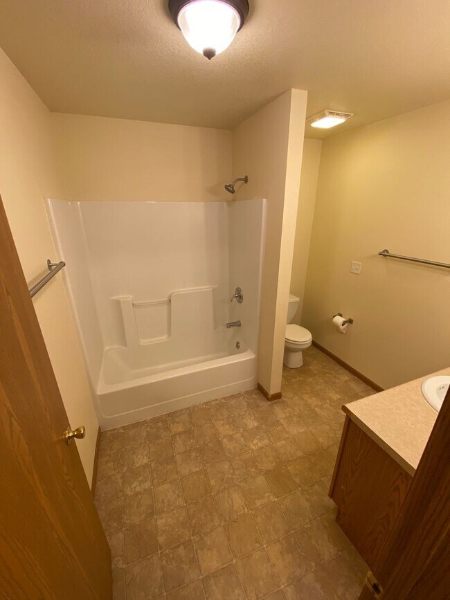 Building Photo - Beautiful 2 bedroom 1 bathroom duplex close to FLW!!