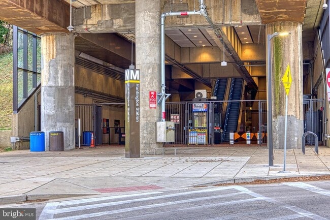 Building Photo - 5742 Governors Pond Cir