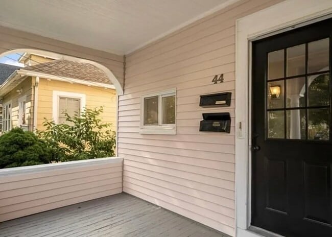 Building Photo - 44 Greenleaf Ave