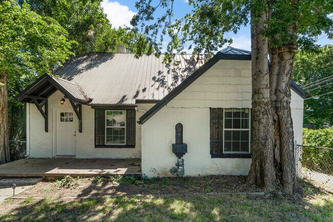 Building Photo - House Available for Rent!