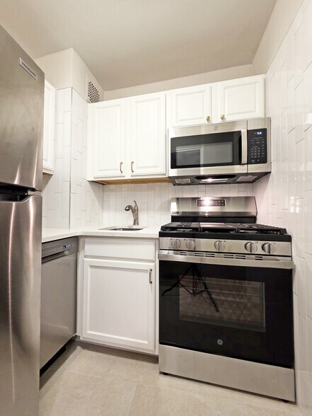 Building Photo - 2400 Hudson Terrace