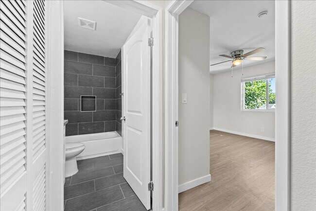 Building Photo - 631 E Elk Ave