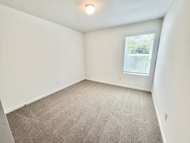 Building Photo - Spacious 3 Bedroom Townhome minutes from I-85 - AVAILABLE OCTOBER 2026