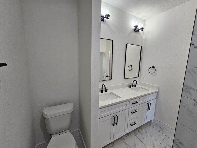 Building Photo - Ready for immediate move in!