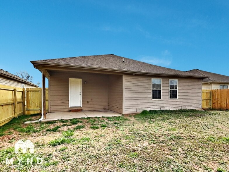 Building Photo - 615 S Mahn Ave