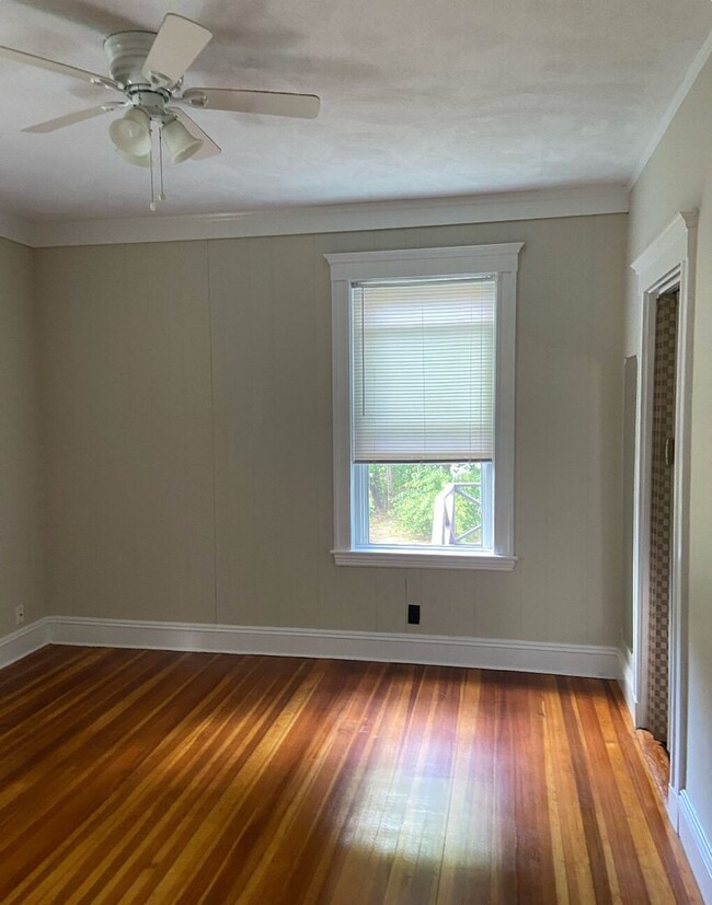Building Photo - Gorgeous, Spacious Victorian-style Apt w/ ...