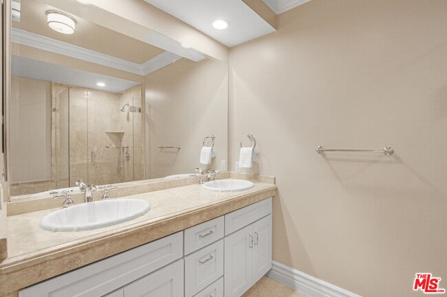 Building Photo - 850 Croft Ave