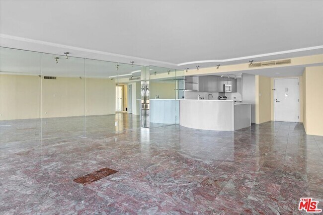Building Photo - 4265 Marina City Dr