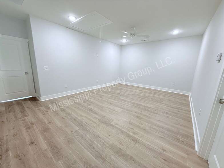 Building Photo - 684 Miramar Ln