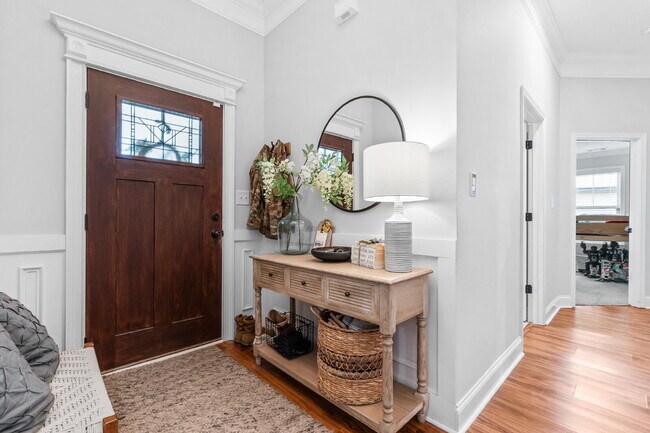 Building Photo - "Charming 3-Bedroom Home with 2 Full Baths...
