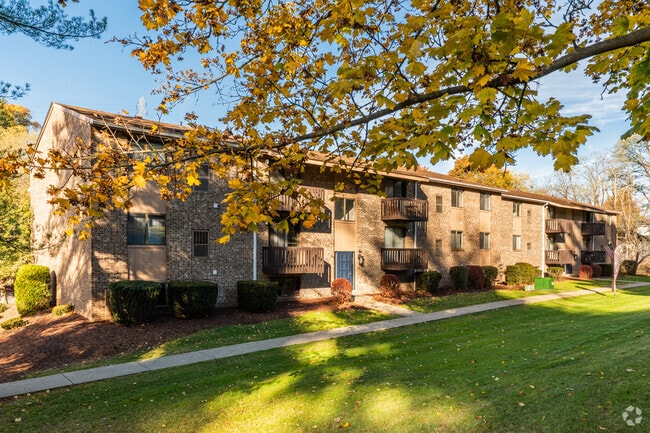 Building Photo - Sandy Creek