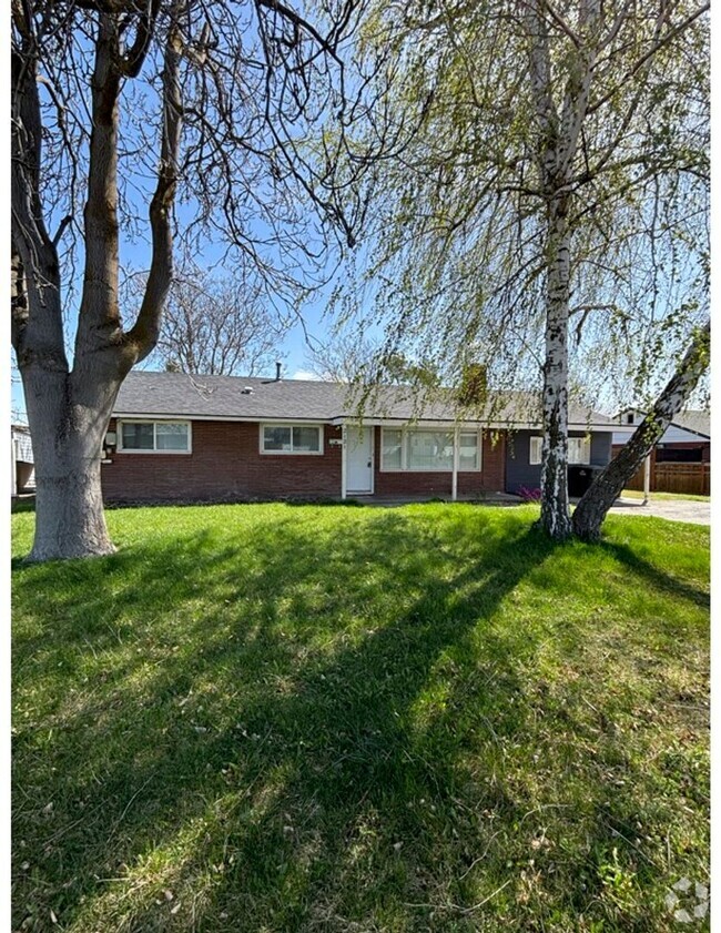 Building Photo - Lakefront Home