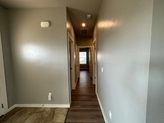 Building Photo - 809 Lakeview Dr