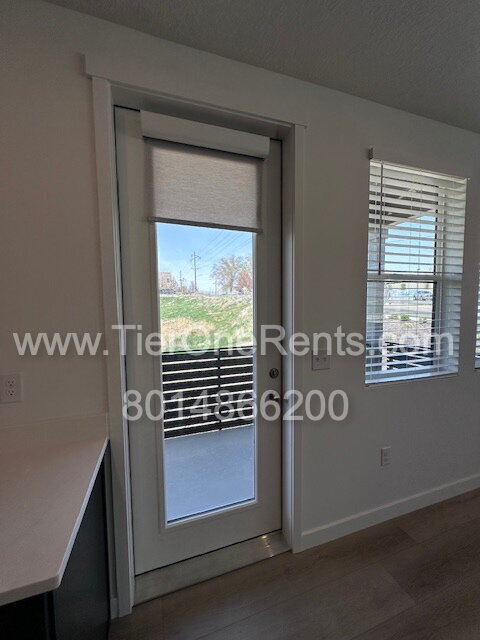 Building Photo - Move-in special:  First month's rent free!