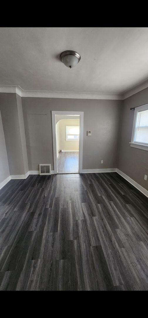 Building Photo - 2 Bed 1 Bath