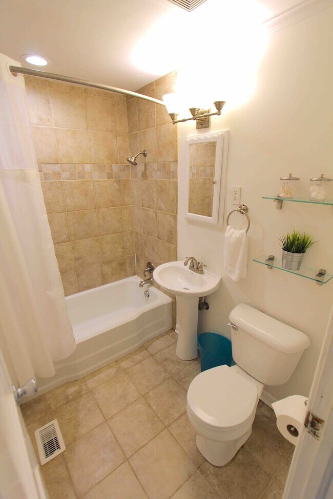 Building Photo - 2502 Woodyhill Dr