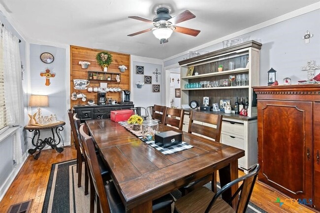Building Photo - 906 Debus Dr