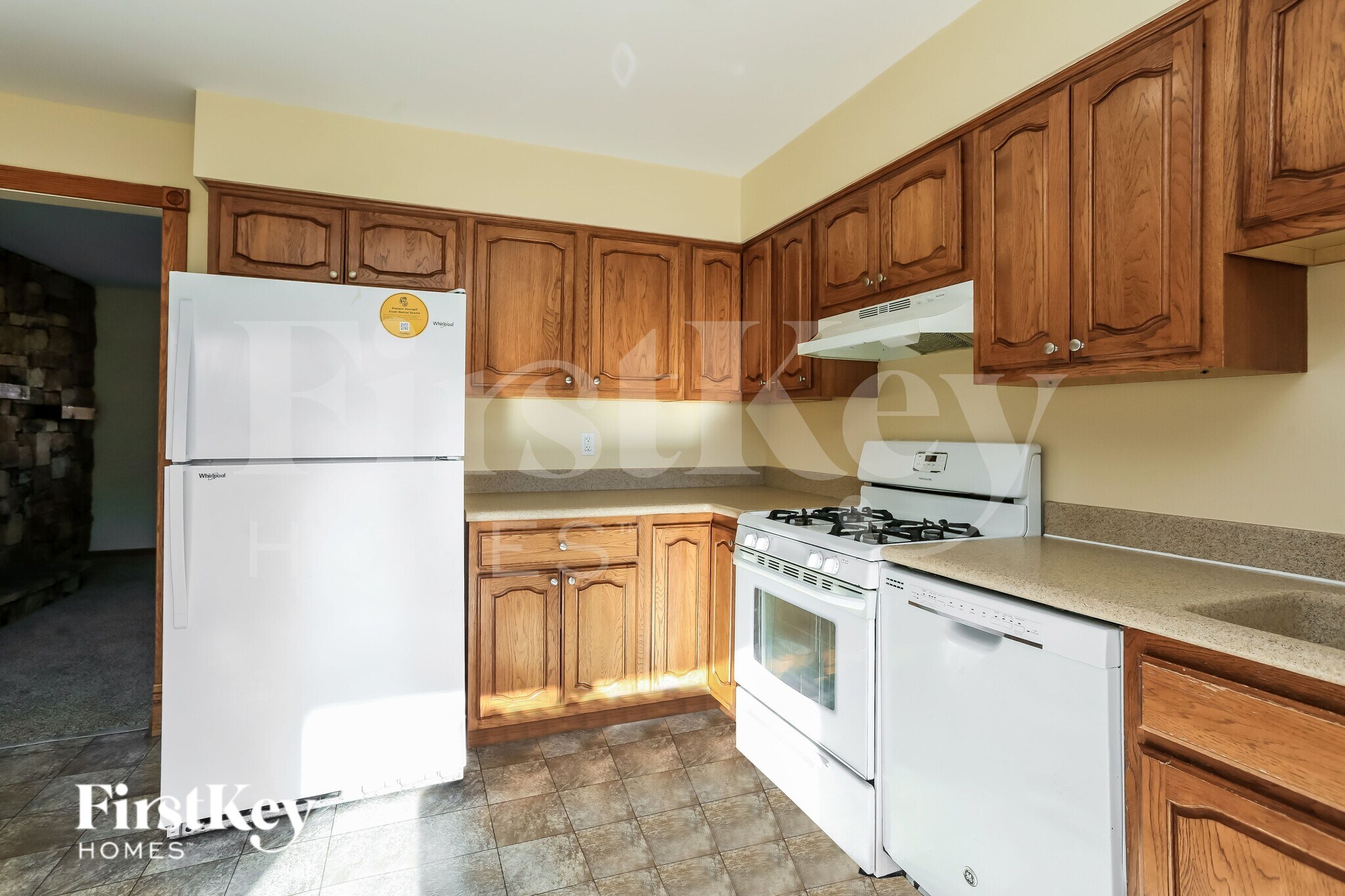 Building Photo - 915 Camelot Dr