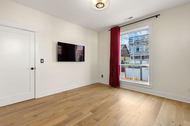 Building Photo - 4090 NE 6th Ave