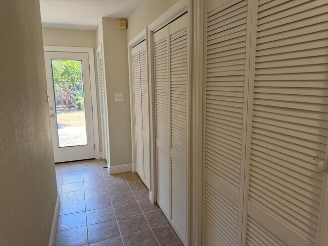 Building Photo - Pleasant Living in Pleasant Hill