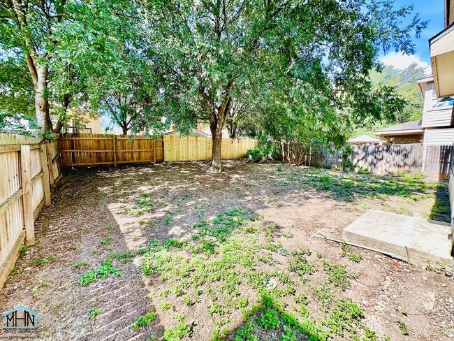 Building Photo - Big & Beautiful 5 bed/3.5 bath 2 Story home that's conveniently located to Randolph AFB