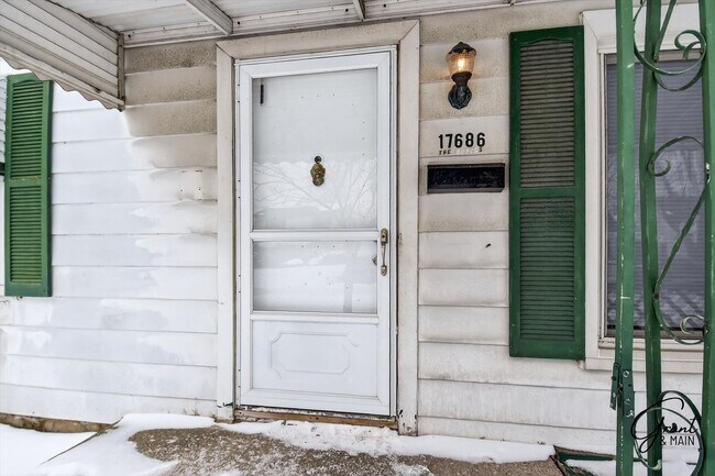 Building Photo - 3 Bedroom Bungalow - $1300