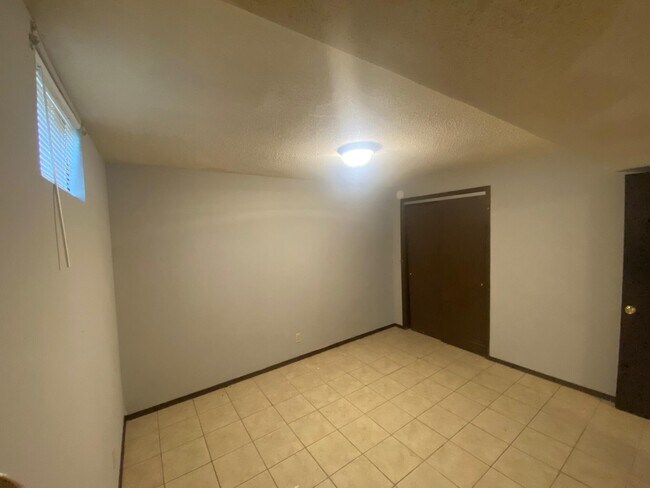 Building Photo - 1300 S Roseta Ave