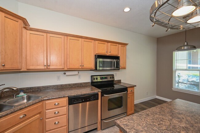 Building Photo - Stunning Row End Townhome In Excellent Loc...