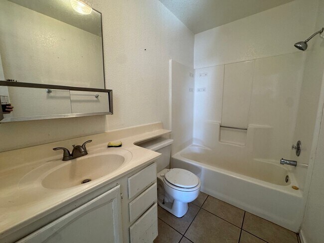 Building Photo - 3BR Duplex with gated yard and Garage