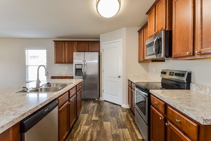 Building Photo - 6780 Sandle Dr