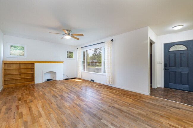 Building Photo - Cute midtown home for rent - pet friendly