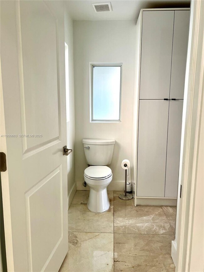 Building Photo - 2536 Flamingo Ln