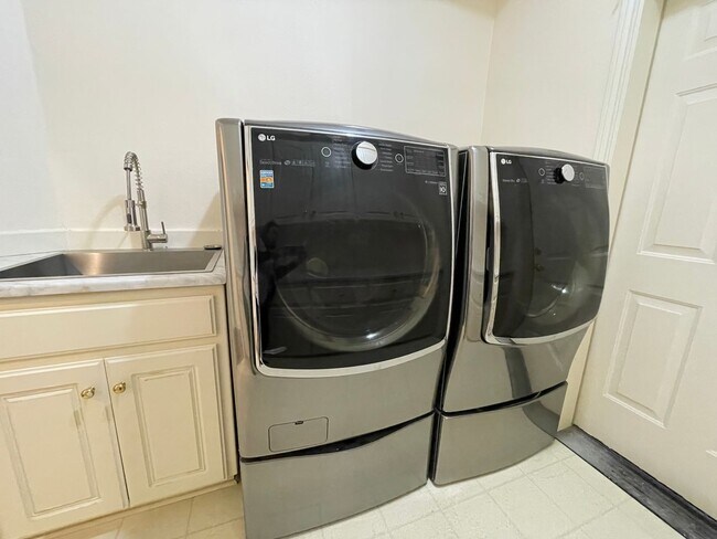 Building Photo - Custom Traditional Home in Montreux Neighborhood 3Bd/2Ba Home with 3 Car Garage!! Close to Cedar ...