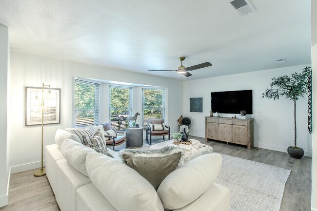 Building Photo - 5220 Lake Charles Dr