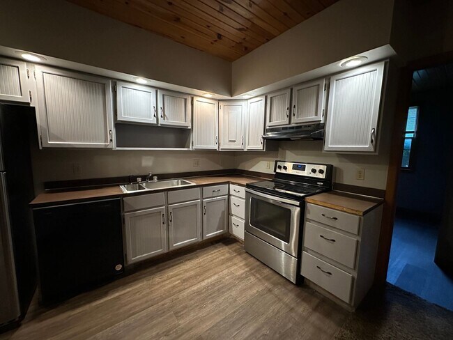 Building Photo - 2540 S Edgewood Dr