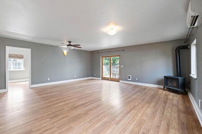 Building Photo - Unique, spacious 4-bdrm/3-bath Craftsman w/ lots of character. Bonus room, near Alberta District!